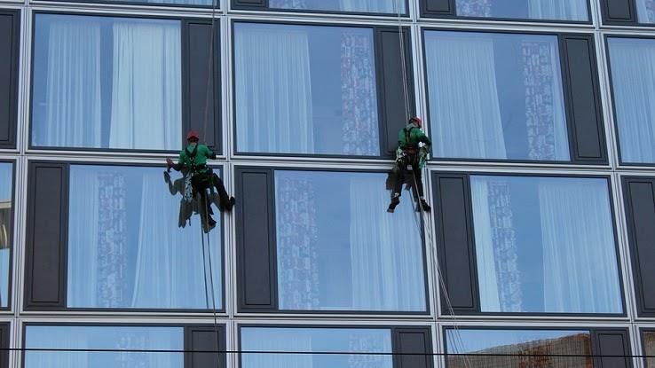 How do professional window washers clean windows? - Skyscraper